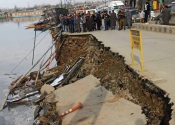 Boulevard Road slips into Dal near Badyari Chowk