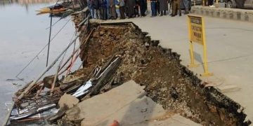 Boulevard Road slips into Dal near Badyari Chowk