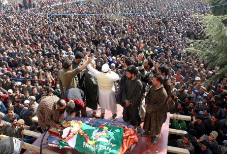عسکریت پسندوں کے جنازے میں جذباتی مناظر