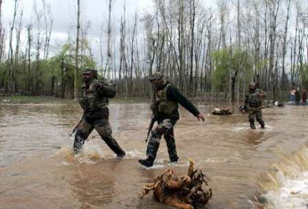 پانی میں پھنسے لوگوں نے فوج کی مدد لینے سے انکار کیا