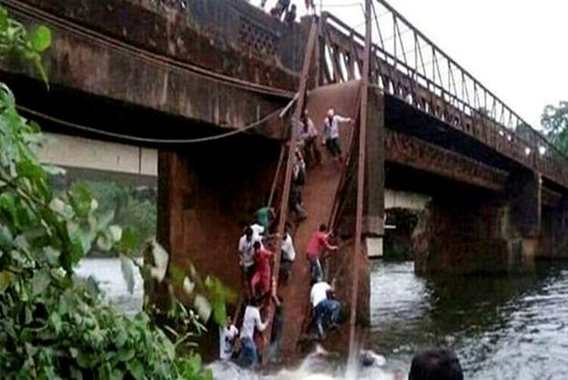 گوا میں پُل گر جانے سے کئی کی موت،کئی لاپتہ