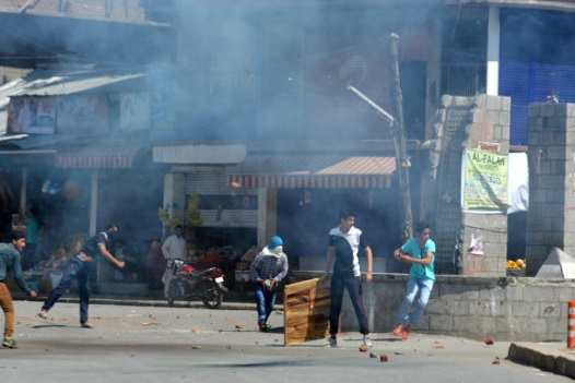 اسلام آباد میں کشیدگی،جھڑپیں اور ہڑتال جاری