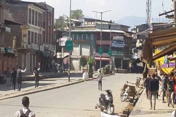 اسلام آباد میں فورسز اور دکانداروں میں تنازعہ،دکانیں بند ،جھڑپیں شروع