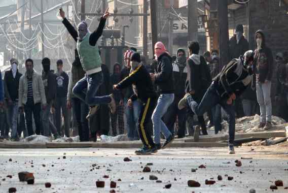 شوپیاں میں سماجی کارکن کی حراستی گمشدگی پر ہڑتال اور مظاہرے