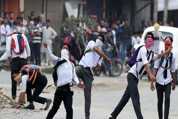 پلوامہ میں پولس اہلکار بال بال بچ نکلا،بائیک نذرِآتش