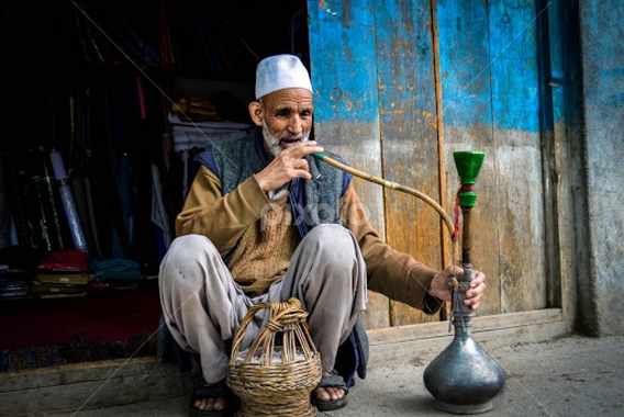 حُقہ سگریٹ سے بھی خطرناک ہے :ماہرین