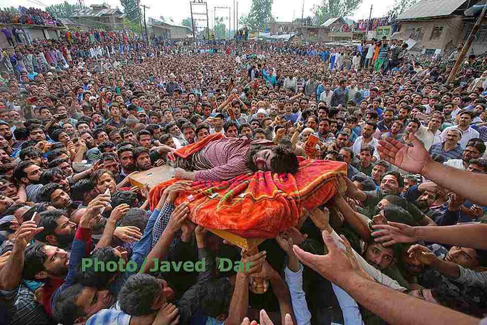 جنگجووں کے جنازوں میں سوگواروں کا سیلاب