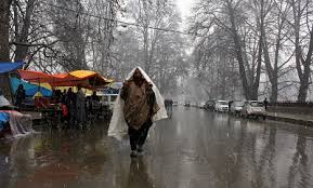 ہلکی بارشیں،درجہ حرارت میں گراوٹ،شاہراہ پر پسیاں گریں