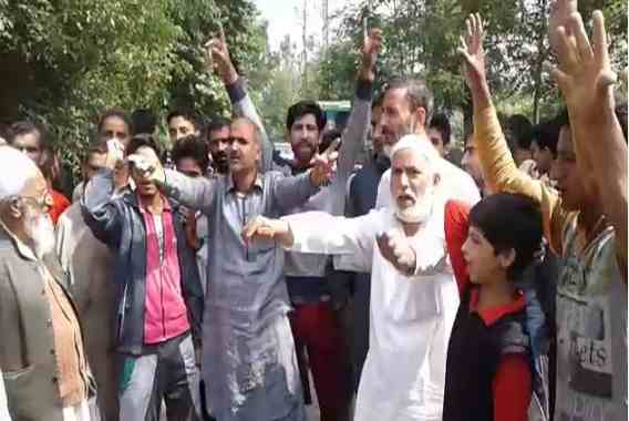 یونسو میں جموں کشمیر بنک کی شاخ ماہ بھر سے بند،علاقے میں احتجاجی دھرنا