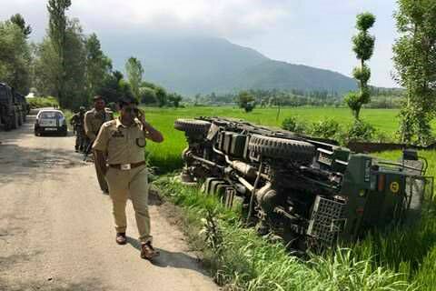 بانڈی پورہ جاتے ہوئے فوجی گاڑی کو خطرناک حادثہ پیش آیا