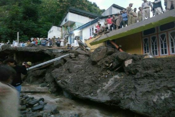 ٹھاٹھری میں قیامت کا سماں،6 مرے کئی گھر تباہ