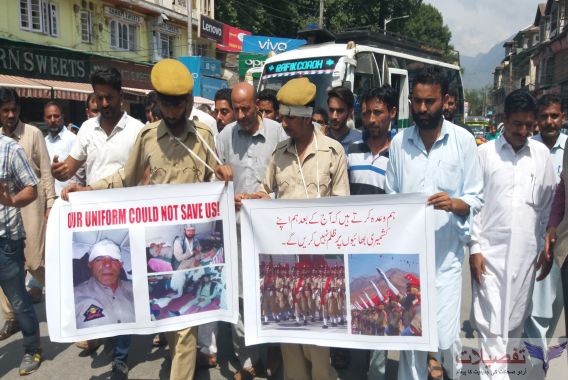 ”زخمی پولس اہلکاروں“کو ساتھ لیکر انجینئر کا انوکھا احتجاج،ساتھیوں سمیت گرفتار