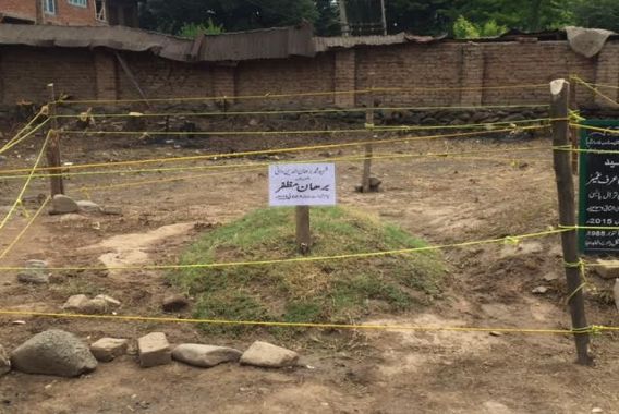 بُرہان وانی کی قبر پر پولس کی پہرہ داری جاری،انٹرنیٹ بھی بند