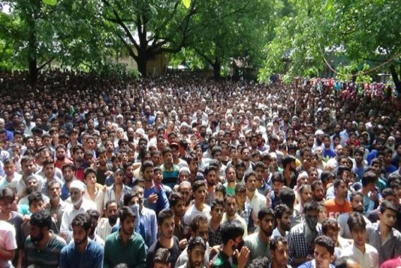 ستورہ میں مارے گئے جنگجووں کی تدفین،ہزاروں کی شرکت ،نمازِ جنازہ کے کئی ادوار