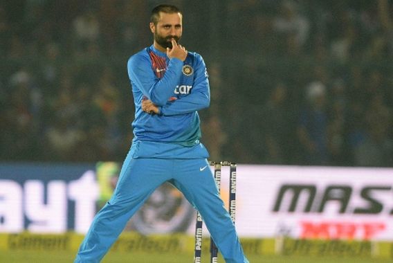 پرویز رسول کے چیونگم چبانے پر تنازعہ