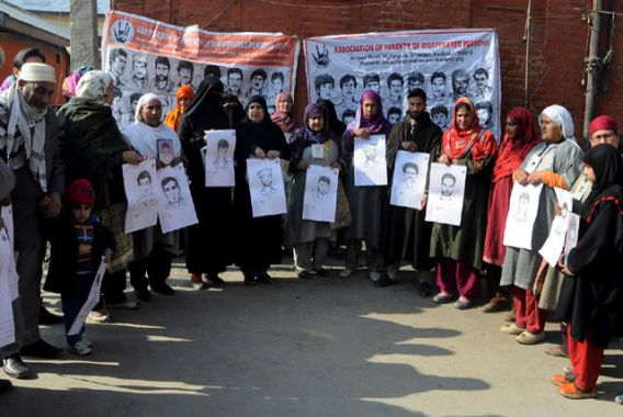 حراست میں لاپتہ افراد کے لواحقین نے پھر دھرنا دیا،سب کو رُلایا