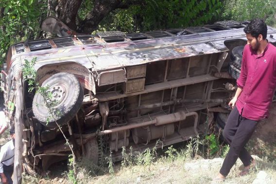 ماور لنگیٹ میں مسافر بس کو حادثہ ،قریب بیس زخمی