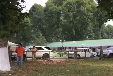 گورنر این این ووہرا یونیورسٹی طلباءکی نعرہ بازی سُننے کیلئے رُک گئے