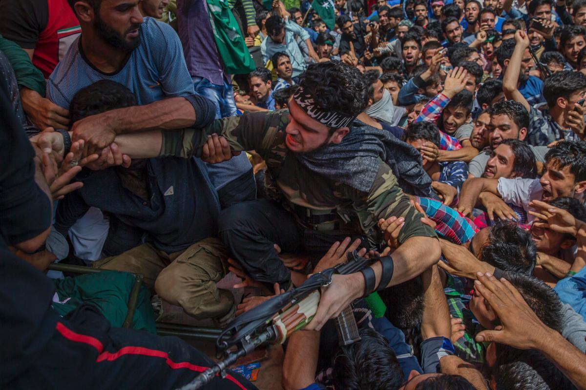 خدا را ہماری مخبری نہ کرو،جلوسِ جنازہ سے جنگجووں کی اپیل