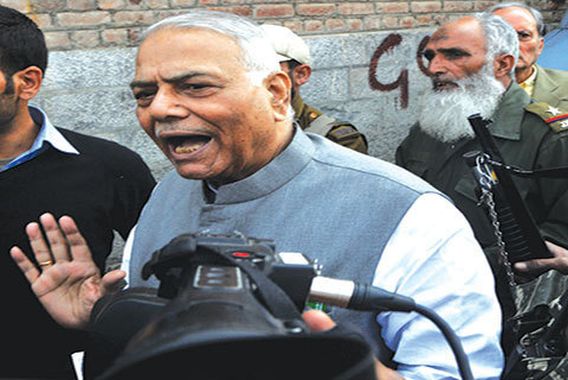 کشمیری پریشان ہیں،مرکز خاموش نہ رہے :یشونت سنہا