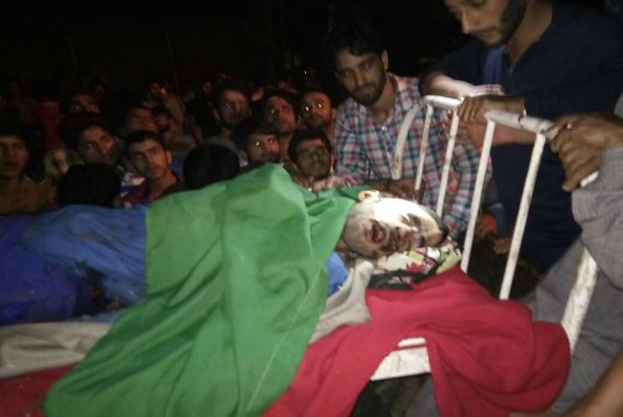 جنگجو بتاکر مارے گئے طالبِ علم کے لواحقین کا فرضی جھڑپ کا الزام،ہندوارہ میں مظاہرے