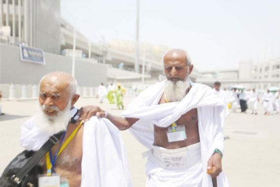 لاکھوں حاجیوں میں یہ دو بزرگ حاجی توجہ کا مرکز کیوں بنے؟