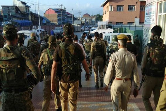 وزیرِ داخلہ کی آمد پر جنگجوئیت کا محاذ گرم،کہیں جھڑپ کہیں حملہ