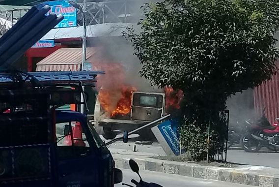 اسلام آباد میں احتجاجی مظاہرے،پولس کی گاڑی نذرِ آتش