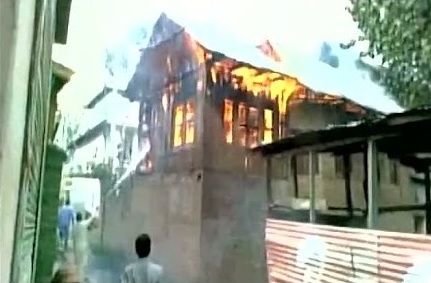 مشتعل ہجوم نے مہلوک پی ڈی پی کارکن کا گھر جلادیا