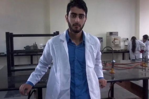 میں نمازپڑھ رہا تھا اور وہ جارہا تھا!