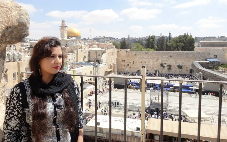 کشمیری خواتین خود اپنے بال کاٹیں،آئی اے ایس افسر کا مشورہ