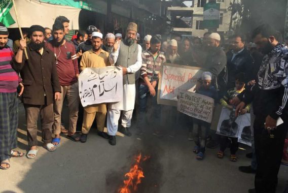جموں میں گُستاخ صحافی کے خلاف احتجاجی مظاہرے