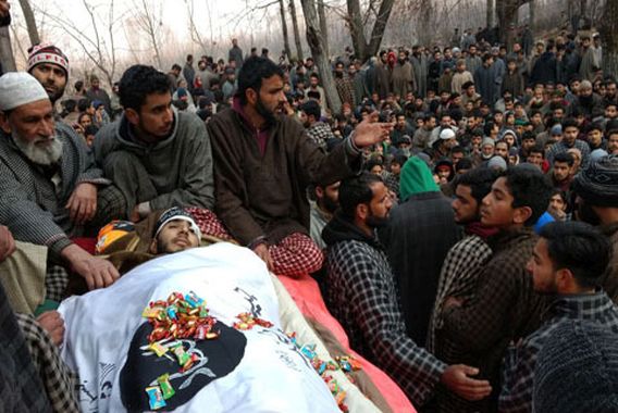 فردین کے جلوسِ جنازہ میں ہزاروں لوگوں کا اژدھام