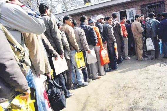 عمر کی حد چھو چکے بیروزگاروں کی وزیرِ تعلیم سے ”رحم کی اپیل“!