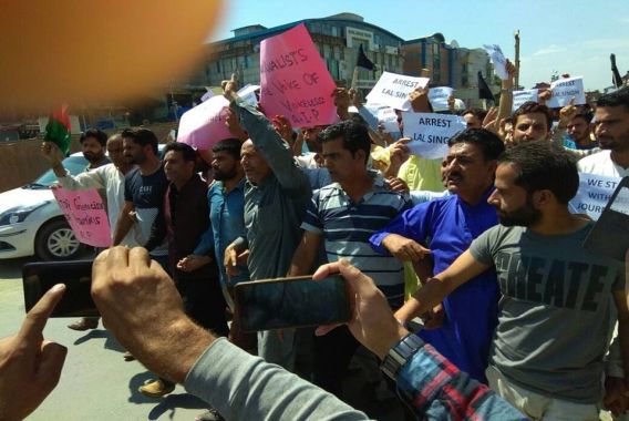 انجینئر رشید کا پولس پرانہیں گھسیٹ کر لیجانے کا الزام