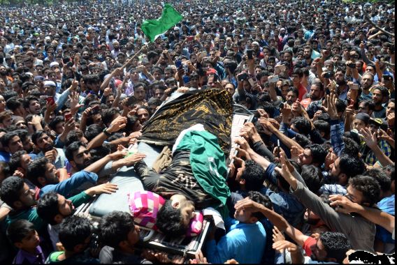 لشکر کمانڈر کے جلوسِ جنازہ میں لوگوں کا سیلاب!