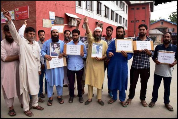 ٹنگڈارمیں مارے گئے جنگجووں کی لاشوں کیلئے سرینگر میں احتجاج