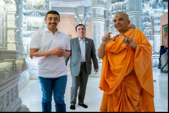 عرب امارات کے وزیر اکشر دھام مندرکی یاترا پر!