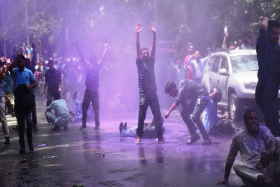 اساتذہ کے جلوس پر دھاوا،مار پیٹ اور گرفتاریاں