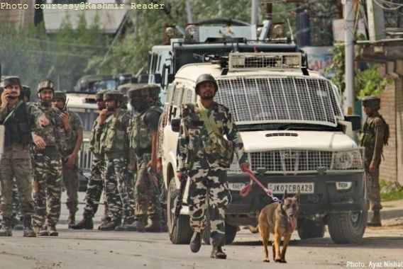 پولس اہلکار کو ہلاک کرکے محصور جنگجو فرار