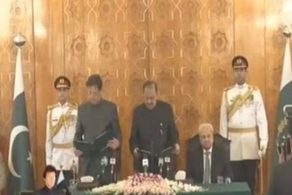 عمران خان نے وزارتِ عُظمیٰ کا حلف اٹھالیا!