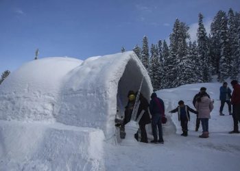 گلمرگ کا نیا عجوبہ:باہر سے برف خانہ اندر سے چائے خانہ