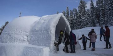 گلمرگ کا نیا عجوبہ:باہر سے برف خانہ اندر سے چائے خانہ